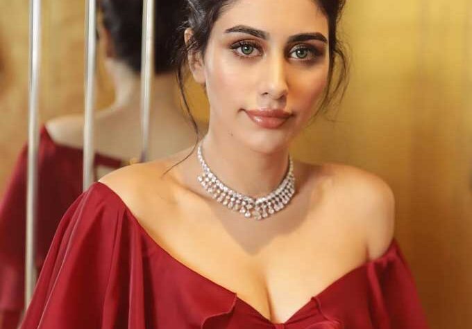 Warina Hussain model Wiki ,Bio, Profile, Unknown Facts and Family Details revealed